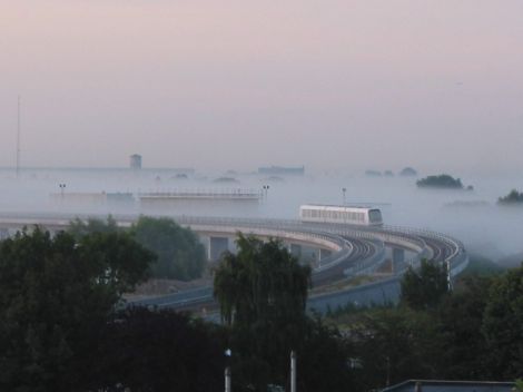 Metroen på Amager Fælled i tyk tåge