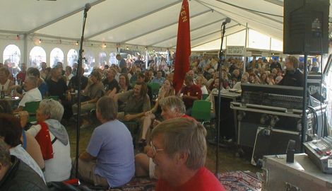 Masser af gæster i teltet til Nokkens støttefest