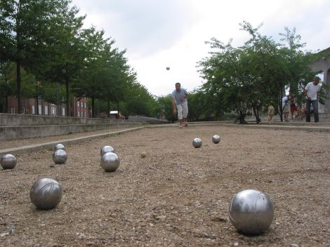 Petanquekugle i luften